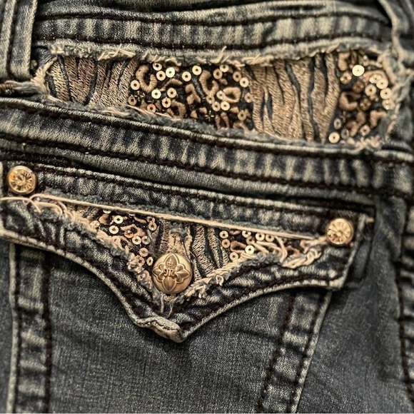 Miss Me Embroidered Rhinestone Accents Women's Size 27 Capri Jeans Blue - Picture 7 of 7